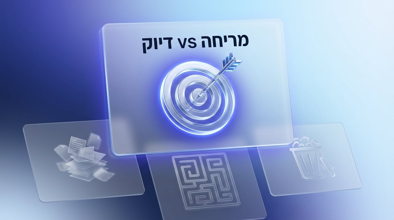 כרטיס זכוכית מבריק עם מטרה וחץ במרכז המייצג תקשורת עסקית מדויקת מול כרטיסים דהויים של בלאגן