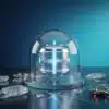 סמל תלת מימדי של ליבת נתונים זוהרת המוגנת בכיפת זכוכית משוריינת
